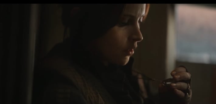jyn-erso-holding-kyber-crystal-rogue-one-a-star-wars-story